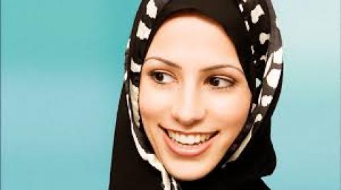 Hidzsáb viseletről rappel terhesen a muszlim énekesnő – videó