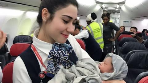 Légiutas kísérők segítették világra a babát 13 ezer méter magasan