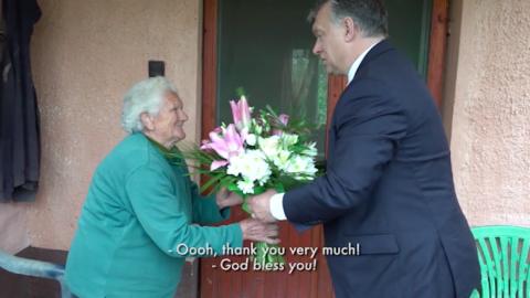 Bözsi nénivel tartott nemzeti konzultációt Orbán Viktor  - videó
