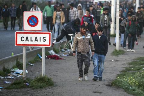 Migránshorda dobálta meg a magyar diákok kisbuszát Calaisnál – fotók