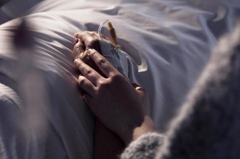 Kitiltották a nőt haldokló férje mellől, mert nem látogatási időben ment be