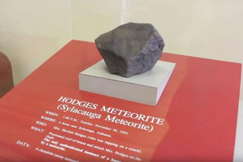 Túlélte a meteorit becsapódást Ann Hodges, aki a baleset után úgy érezte, hogy elátkozták