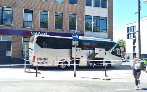 Busszal torlaszolta el a bank bejáratát egy dühös cégvezető Angliában