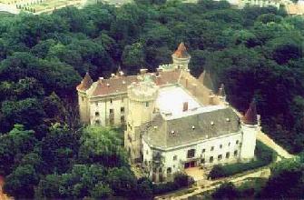 Márciusban adhatják át a felújított Károlyi-várkastélyt