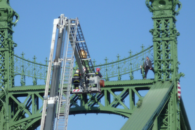 Felmászott egy férfi a Szabadság hídra, a tűzoltók hozták le