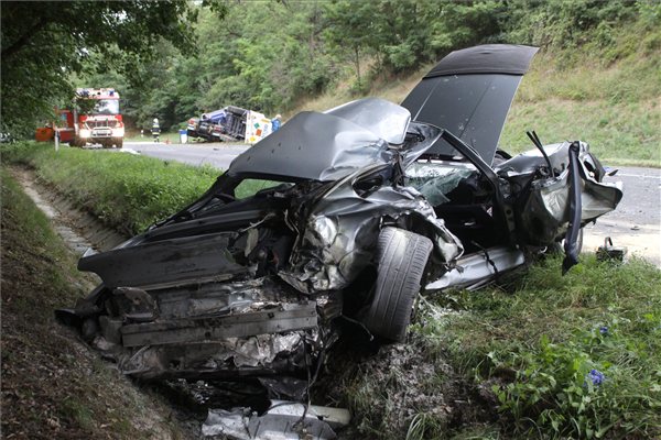 Halálos sportkocsi baleset Veszprém megyében
