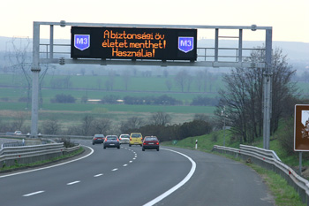 Egy sávon halad a forgalom az M7-es autópályán Polgárdinál
