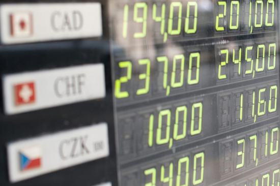 Devizapiac - A forint árfolyama estére tovább gyengült