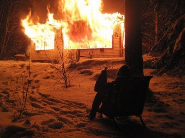 Zavartalanul kocsmázott, miután felgyújtotta saját házát