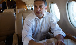 Felháborító, hogy 50 ezer helyett 13 millióért repült Orbán Bukarestből Brüsszelbe