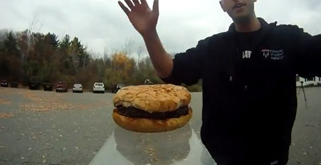 Láttak már világűrbe utazó hamburgert? Most bemutatunk egyet! Videó
