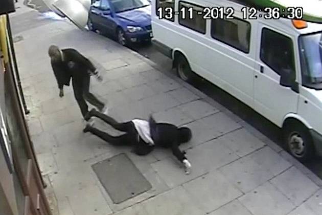 Brutálisan leütöttek egy sétáló lányt az utcán Angliában (+18 videó)