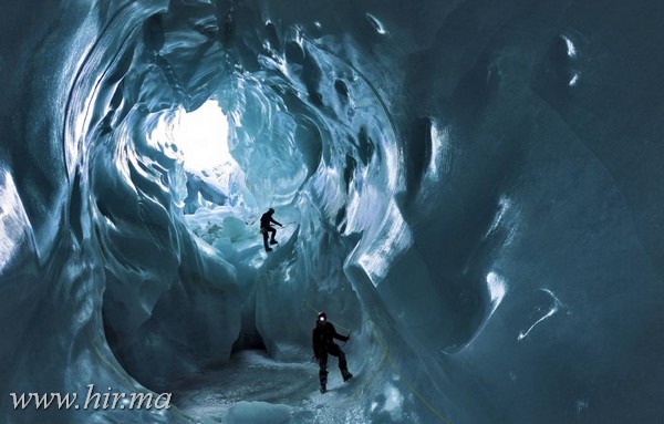 Látványos jégbarlang Svájcban