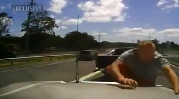 Horror az autópályán! Egy őrült üldözött egy férfit, majd a szélvédőjét is betörte! Videó
