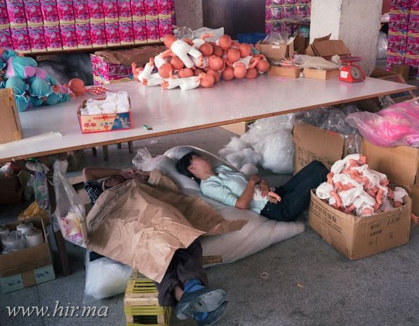 Gyári munkások, akik babaalkatrészek között alszanak a karácsonyi szezon miatt