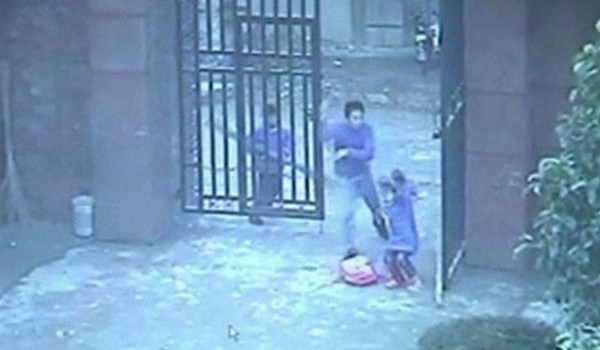 Egy őrült férfi 23 gyereket szúrt meg egy iskolában macsétával! Videó
