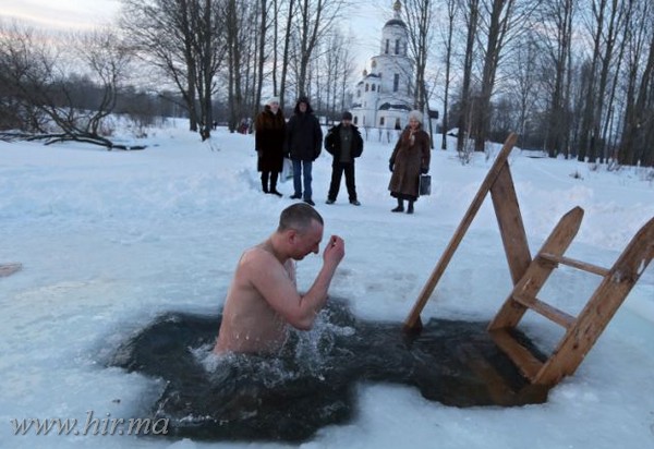 Így fürdenek orosz ortodox keresztények a jeges vízben!