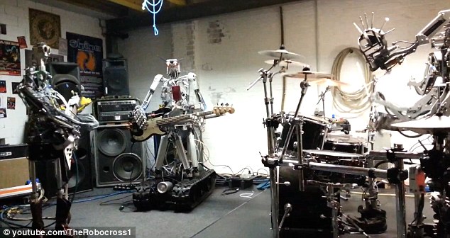 Őrületes robot rock zenekar! Videó