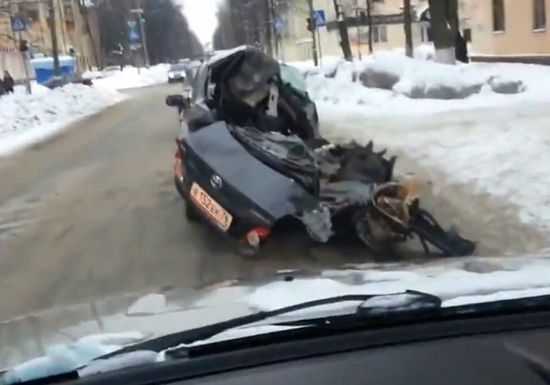 Részegen totálkárosra törte az autót, majd 5 km-t vezetett fél autóval - még egy balesetet okozott (megdöbbentő videó)