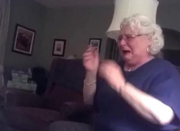 Így reagál egy idős nő, amikor megtudja, hogy nagymama lesz! Videó