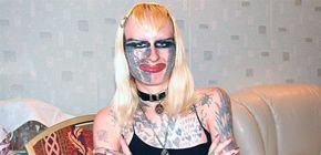 Egy nő saját magát tetoválta ki, szörny lett belőle!