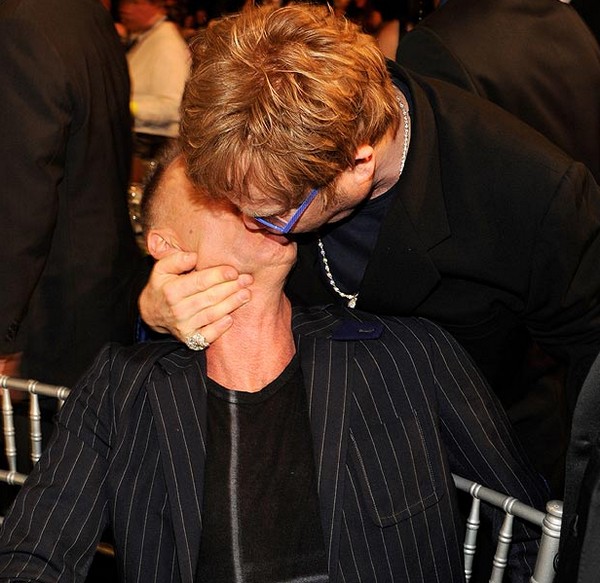 Elton John szájon csókolta Stinget