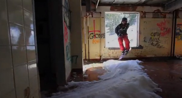 Extrém síelő egy elhagyatott épületben! Videó