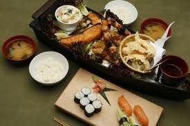 Bünteti vendégeit egy japán étterem, ha nem eszik meg ételüket