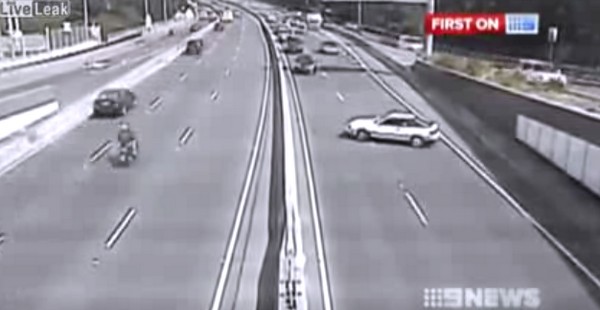 Az autópályán fordult meg egy autós és elkezdett szembe haladni a forgalommal! Videó