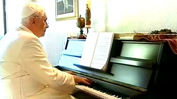 Újra zongorázik a pápa