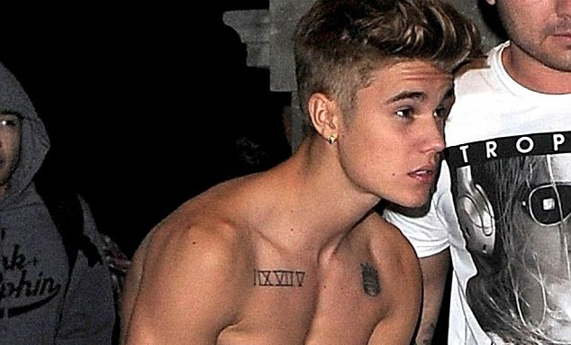 Justin Bieber póló nélkül bulizik?