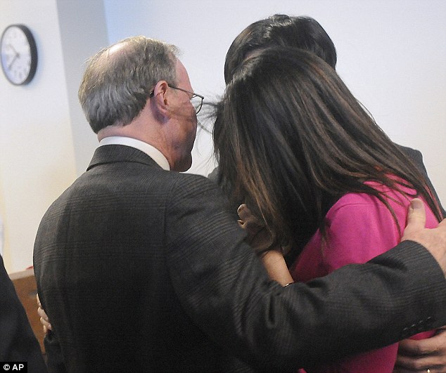 Megrázó pillanatok a tárgyalóteremben: az apa megölelte lánya gyilkosának szüleit