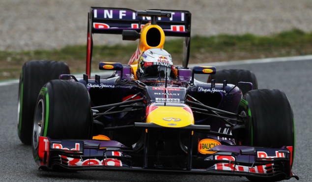 Ecclestone: Vettelnek nem kellene a Ferrarihoz szerződni