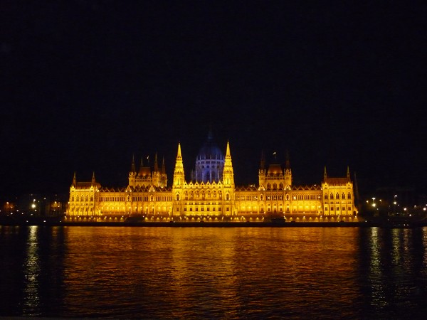 Idén is kékre világítják a Parlament kupoláját az autizmus világnapján