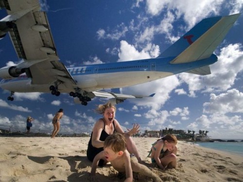 Ahol a strandolók „fején” landolnak a repülők