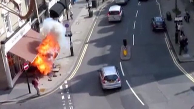 Járda robbant fel egy londoni utcában - videó