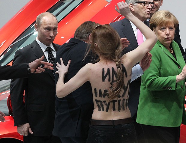 Meztelen felsőtesttel tüntető lányok támadták meg Putyint 