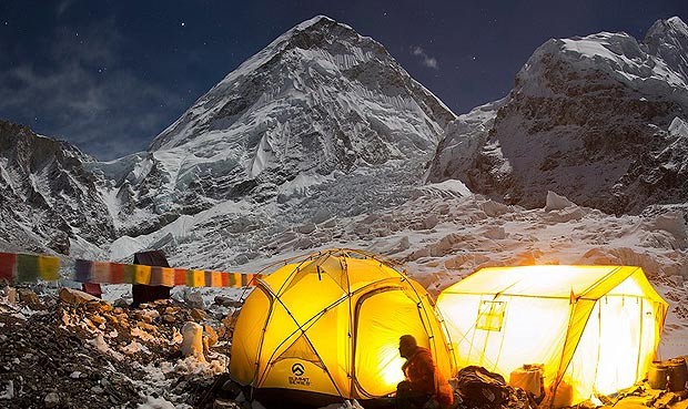 Serpák támadtak hegymászókra a Mount Everesten