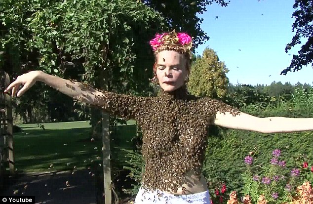 Tizenkétezer méh a csaknem meztelen női testen - videóval
