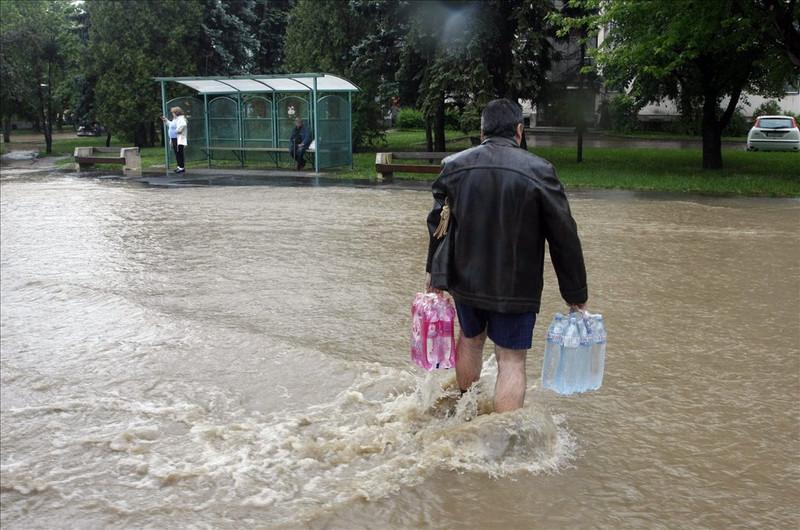 Árvíz - A Szinva áradása ellen védekeznek Miskolcon