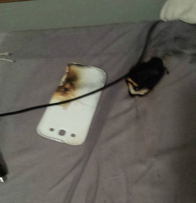 Felrobbant és tüzet okozott a töltőre tett telefon - fotó 