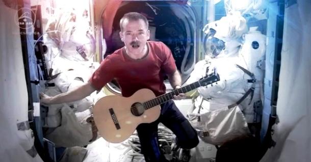 Az első zenei videó az űrből - a kanadai űrhajós David Bowie-t énekel