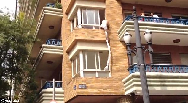 Videó! Leleplezett szerető menekült ki az ablakon