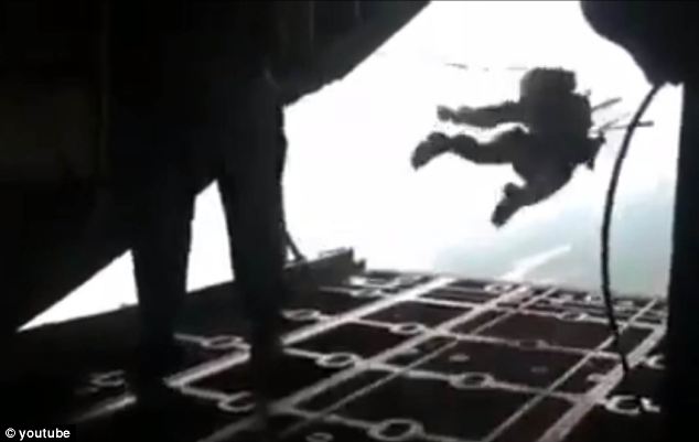 Az amerikai katonát kiszippantotta nyíló ernyője a repülőből - videóval