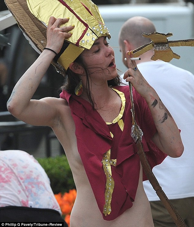 Pápának öltözve osztogatott óvszereket a diáklány