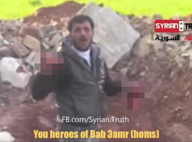 A szíriai lázadó kivágja ellensége szívét és beleharap - videó
