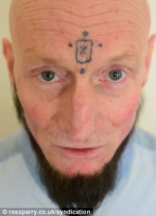 A férfit 450 munkahelyről utasították vissza tetoválása miatt