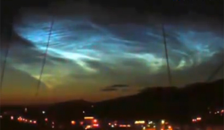 Videó! Furcsa fényjelenség uralta az eget a város felett