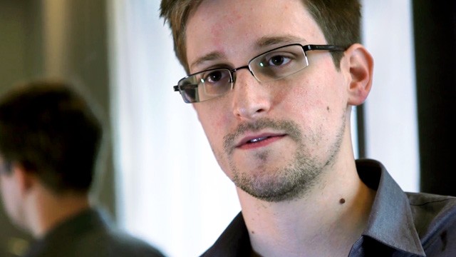 Titkos adatgyűjtés - Snowden gépe leszállt, riporterek hada várta Seremetyevón
