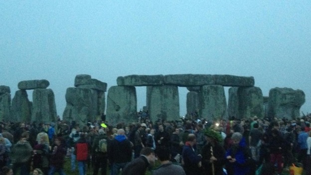 Tízezrek ünnepelték Stonehenge ősi köveinél a nyári napfordulót